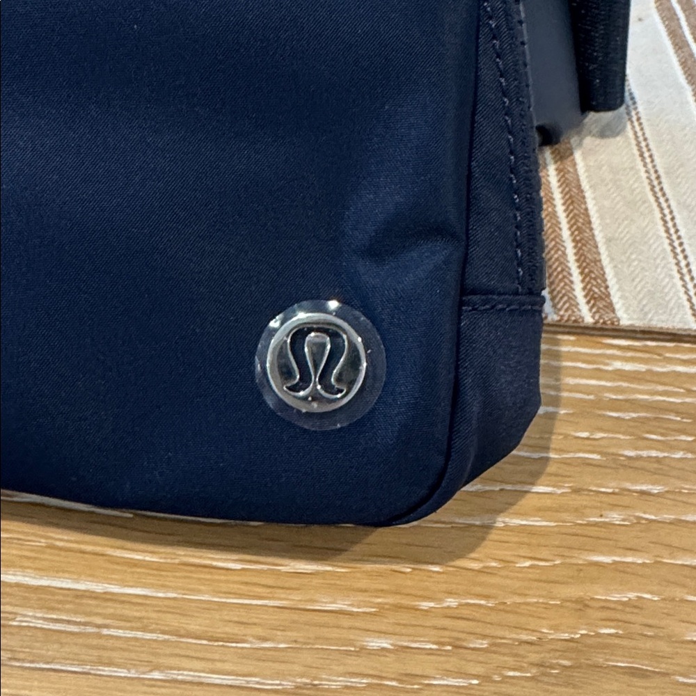NWOT LULULEMON navy crossbody bag - Picture 2 of 2